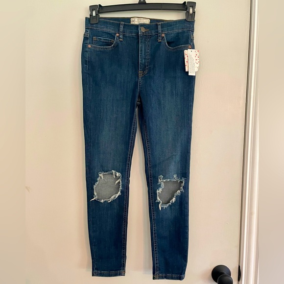 Free People Women’s Jeans. Short length. Size 28 Short. Blue. Knee holes. New. - Picture 1 of 5